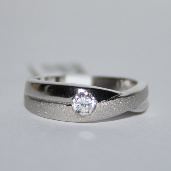 Stunning sterling silver cz ring NWT band size 5